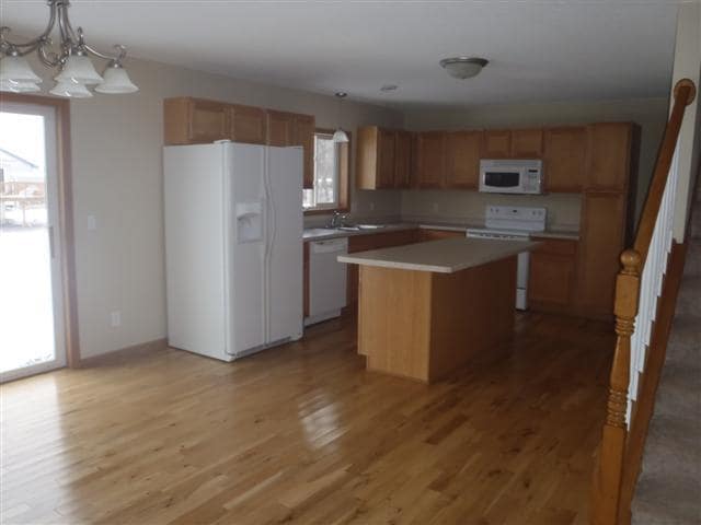 spacious kitchen - 435 Cedar Pl