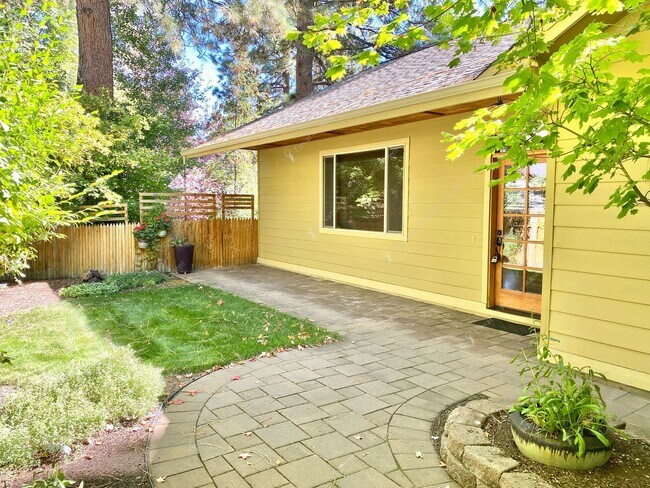 Foto del edificio - West Hills Gem with Timeless Charm and Mod...