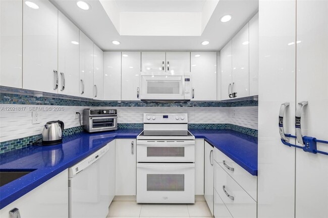 Building Photo - 9511 Collins Ave