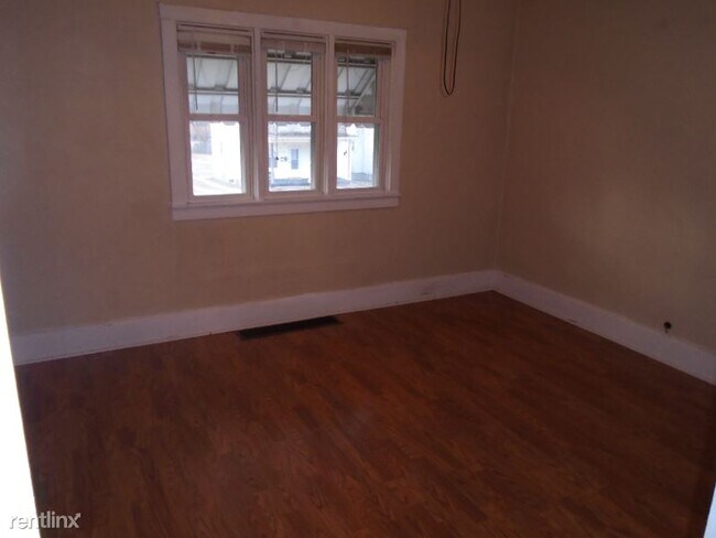 Building Photo - 4 br, 1 bath House - 935 Baraga St NE