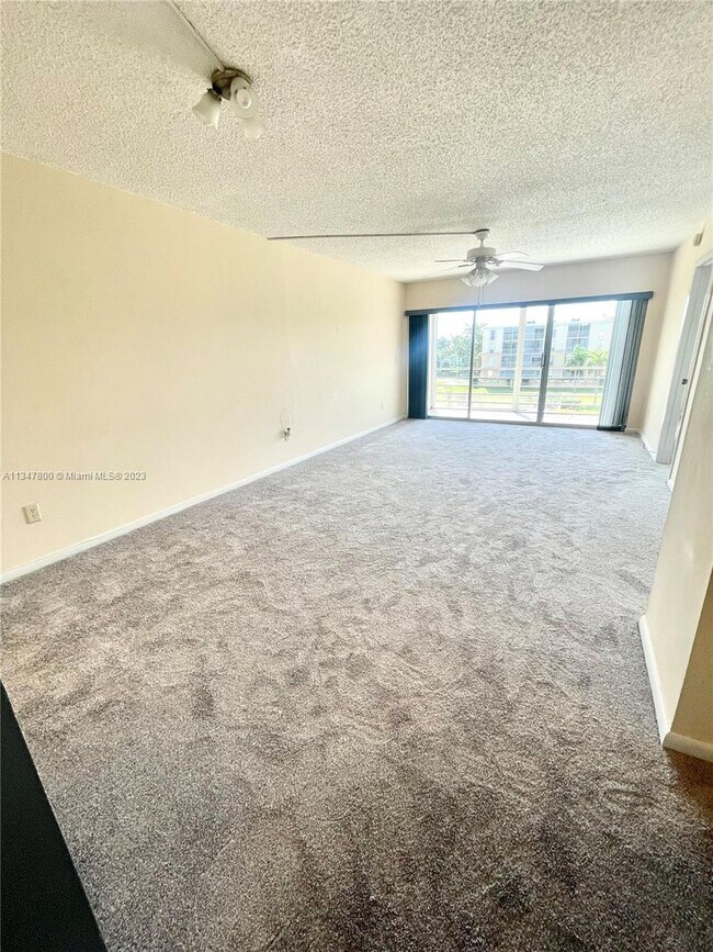 Foto del edificio - 7980 N French Dr