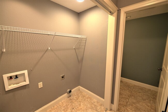 Building Photo - Charming Split Level in Ozark!