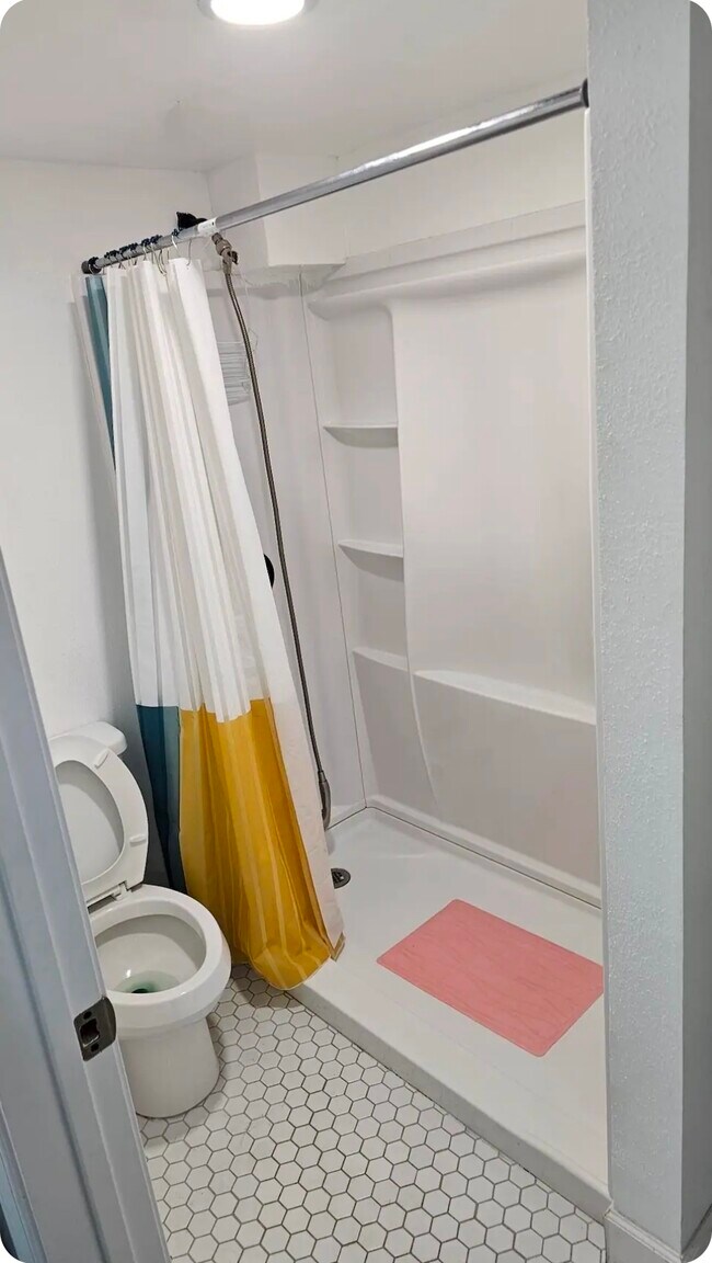 Baño - 410 Estelle St