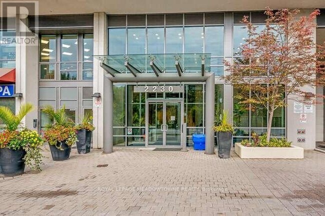 Photo du bâtiment - 2230 Lake Shore Blvd W