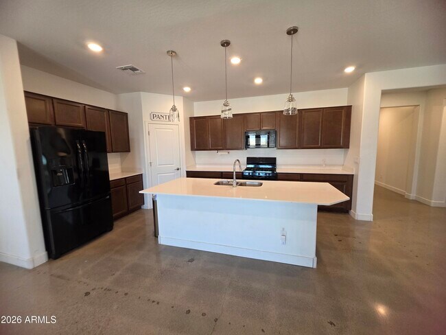 Foto del edificio - 320 S 202nd Ln