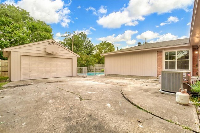 Building Photo - 515 Bedford Dr