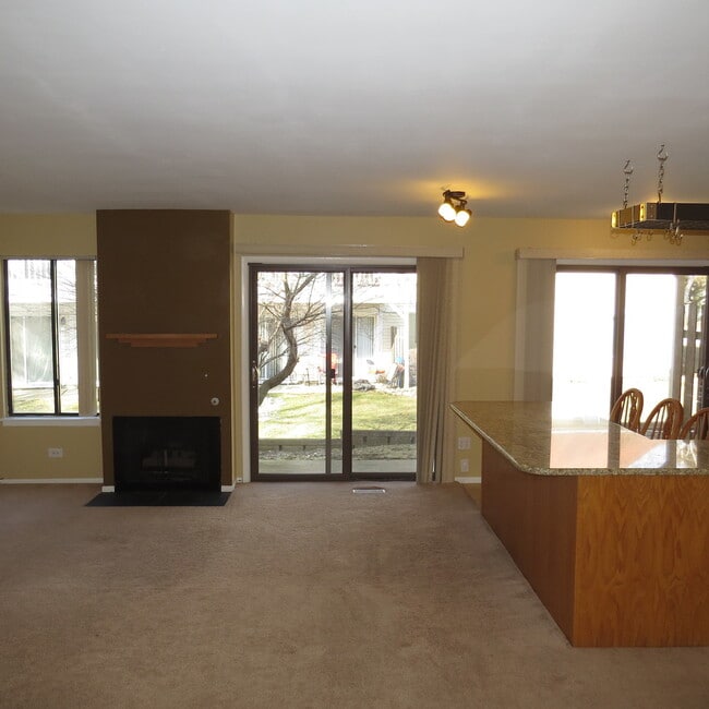 Building Photo - 325 Springlake Ln