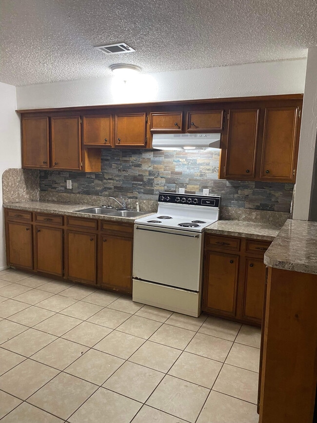Building Photo - 8430 Round Rock Dr