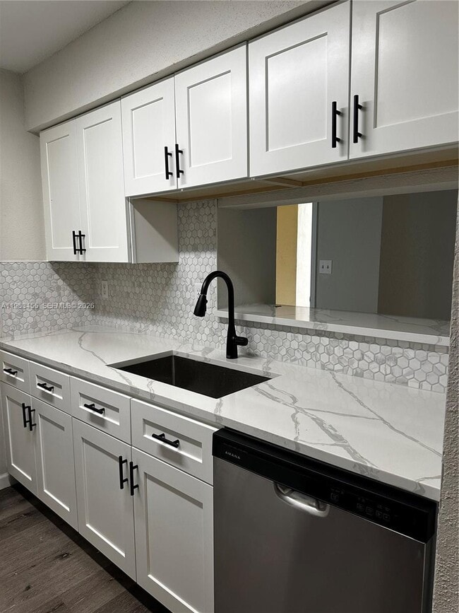 Foto del edificio - 833 Riverside Dr