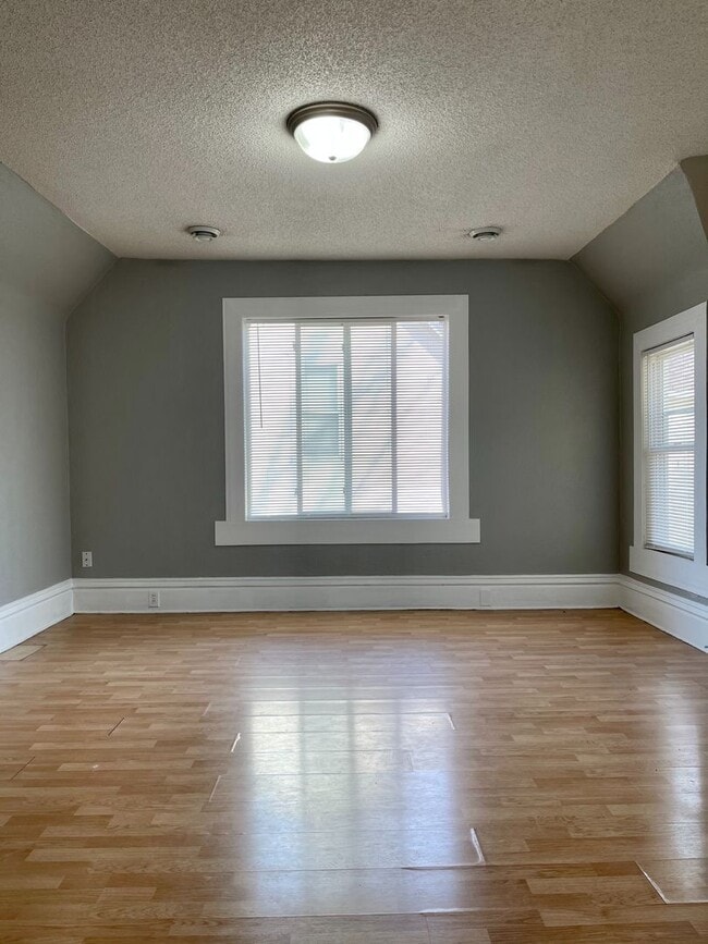 Building Photo - 973 Geranium Ave E