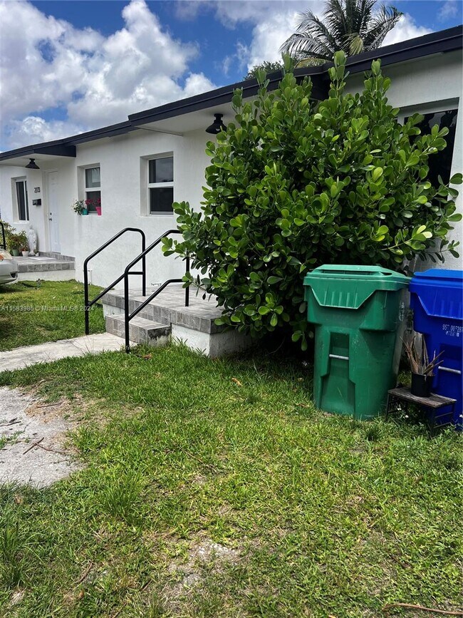 Building Photo - 2773 SW 34th Ct