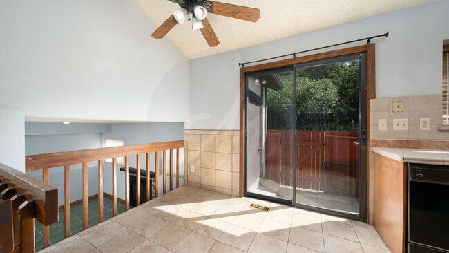 Building Photo - End unit 3 bedroom townhome near Ute Valle...