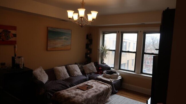 Building Photo - 2 bedroom in CHICAGO IL 60618