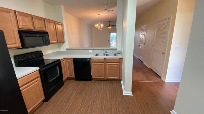 Building Photo - 565 Scrub Jay Dr