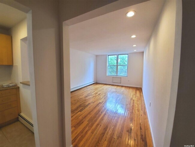 Foto del edificio - 58-14-58-43 43rd Ave