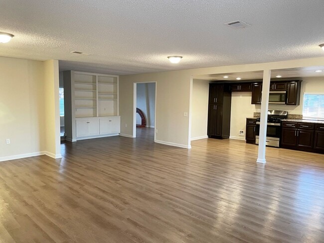 Building Photo - 1241 Lookout Dr