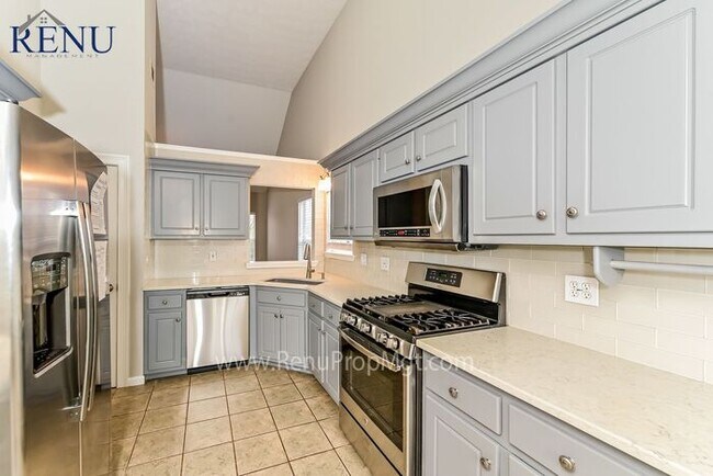 Building Photo - Now Available! 5 Bedroom 3 Bath!