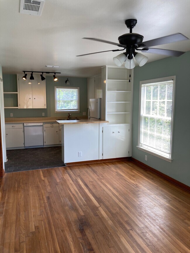 Building Photo - 1003 Cogbill St