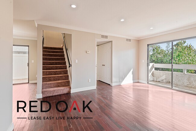 Foto del edificio - Gorgeous Three Bedroom with Two Private Ba...