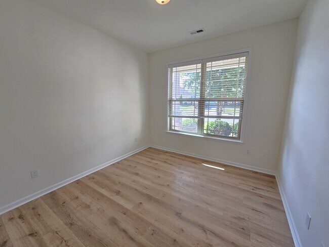 Foto del edificio - 185 Bur Oak Dr
