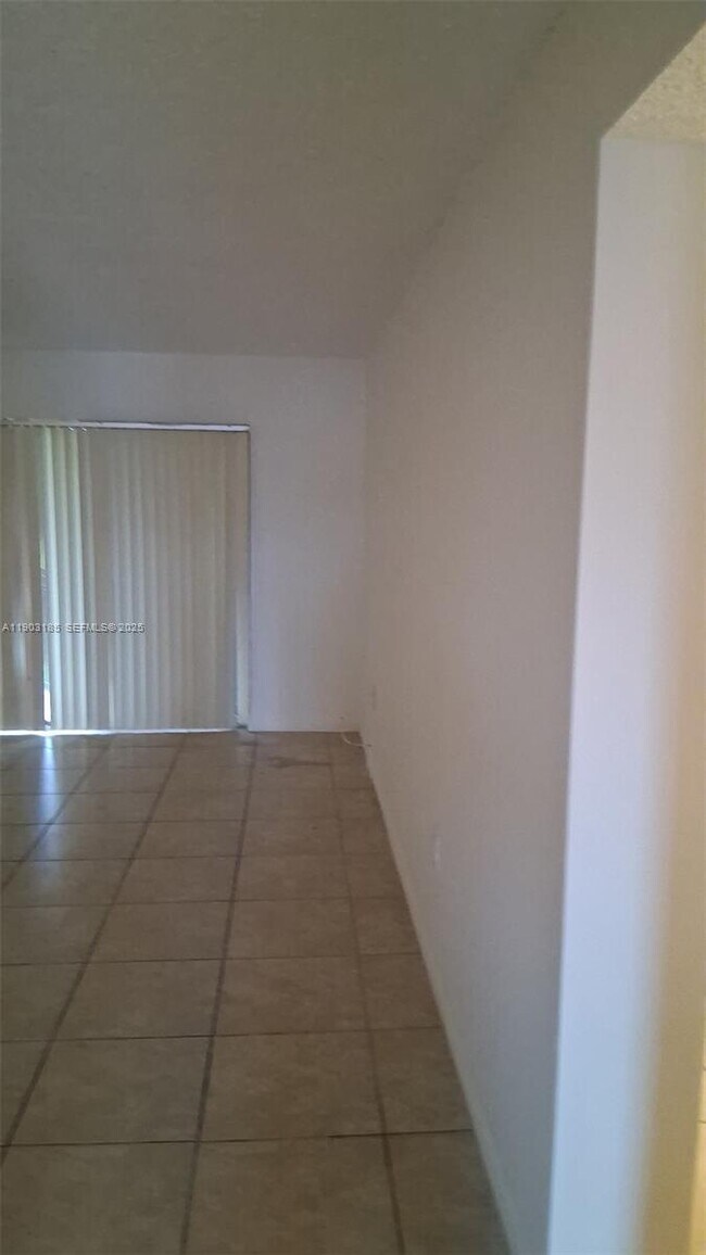 Foto del edificio - 650 NE 149th St