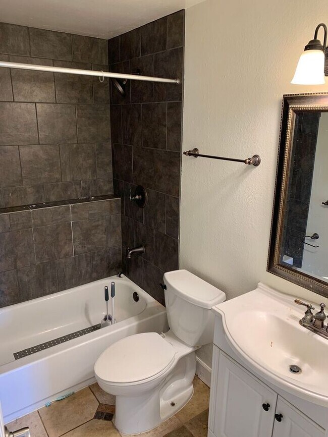 Foto del edificio - Great 2 Bedroom, 1 Bathroom Condo in Fort Collins, CO - On Spring Creek Trail Near Edora Park!