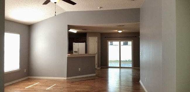 Foto del edificio - Charming 4 Bedroom 2 Bath Home!!