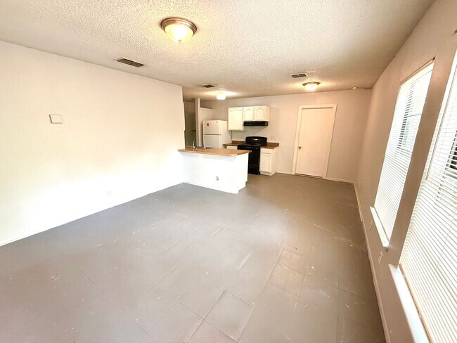 Foto del edificio - **APPLICATION RECEIVED** Available Now! Two Bedroom Home with Fenced Yard!