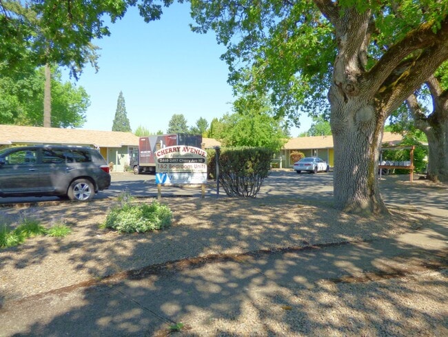 Building Photo - Rent Special: 1/2 Off April's Rent!! 2-bedroom Single Level Apartment