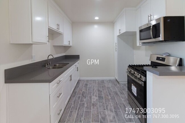 Building Photo - 12828 Oxnard St