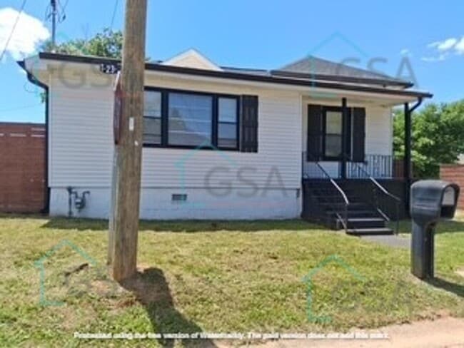 Building Photo - 2 Bedroom 1 Bath Available!