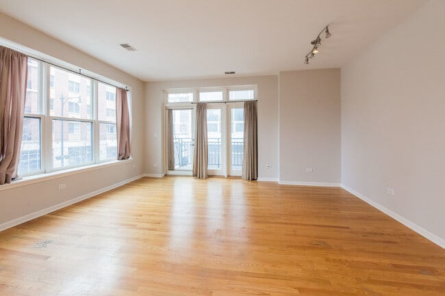 Building Photo - 906 N Larrabee St