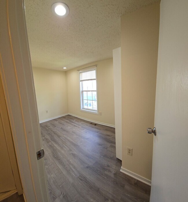 Foto del edificio - Spacious 2-Bedroom Townhome – Newly Renova...