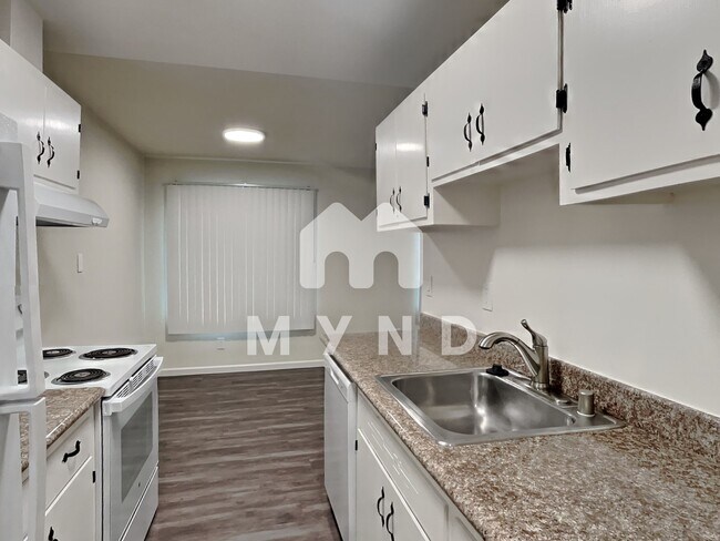 Foto del edificio - 240 Athol Ave Apt 101