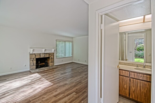 Foto del edificio - Bright & Airy, End-Unit 3BR2.5BA Townhouse w/ 2-Car Garage in Beautiful Gated Community w/ Pool &...