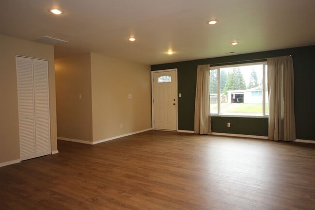 Building Photo - *Application Pending!* Wonderful home in F...