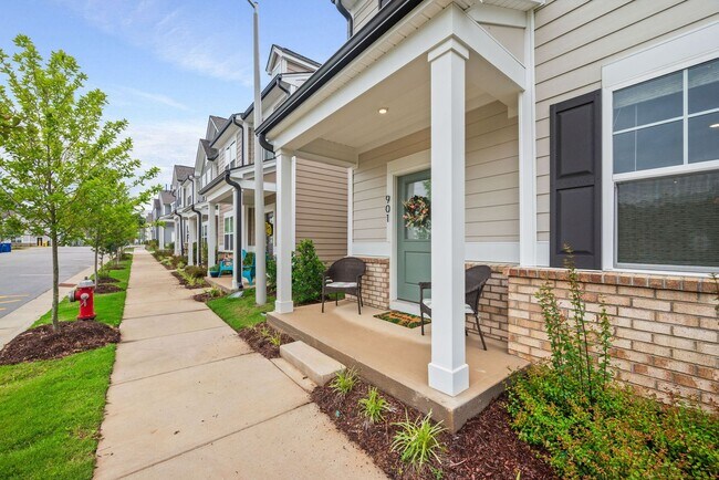Foto del edificio - Stunning 3BD, 2.5BA End-Unit Fuquay-Varina Townhome with a 2-Car Garage in a Prime Location Near ...