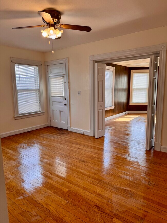 Building Photo - 123 Center St