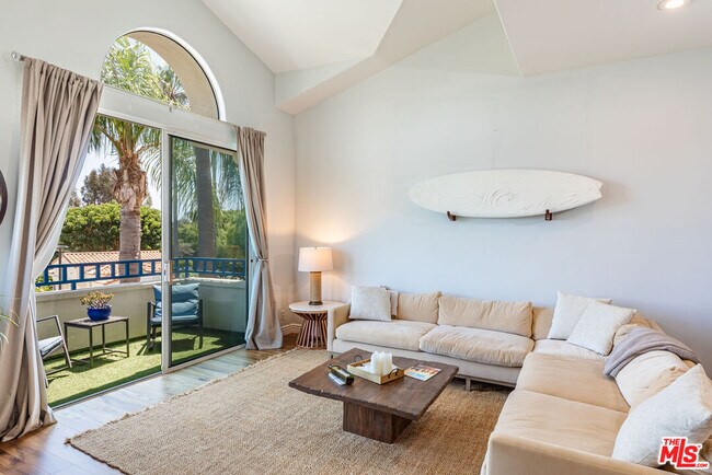 Foto del edificio - 6451 Zuma View Pl