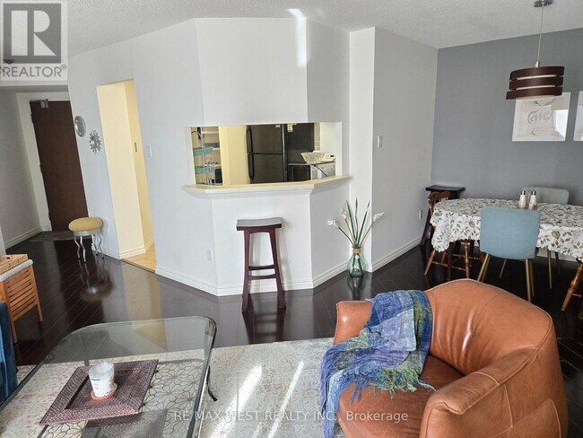 Building Photo - 50-450 Kingsbridge Garden Cir