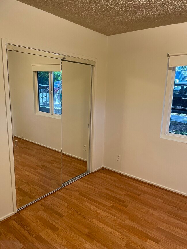 Habitación con puertas del armario con espejo - 10235 Mountair Ave