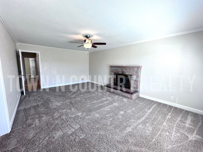 Building Photo - 3 Bedroom 2 Bath Home Available Now in She...