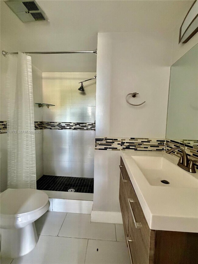 Foto del edificio - 8350 Sunrise Lakes Blvd