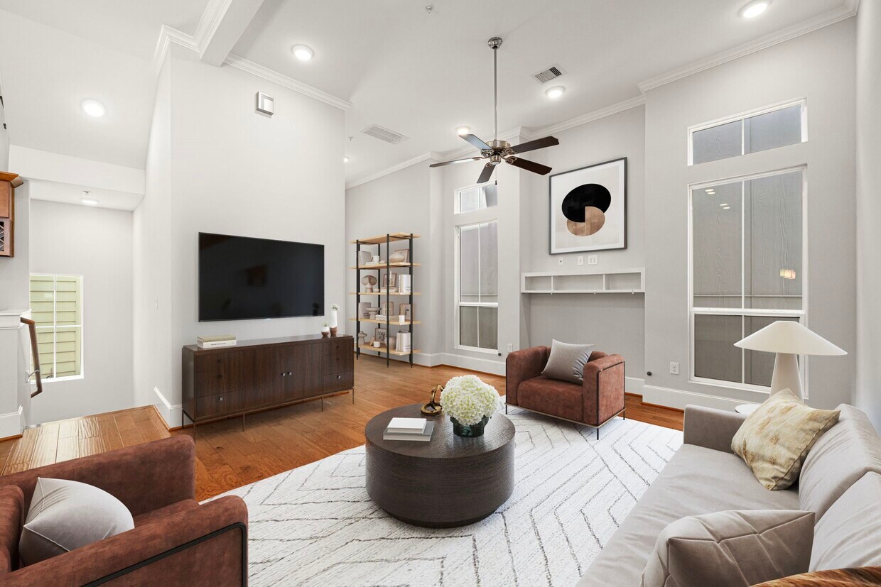 Primary Photo - 2022 Sabine St