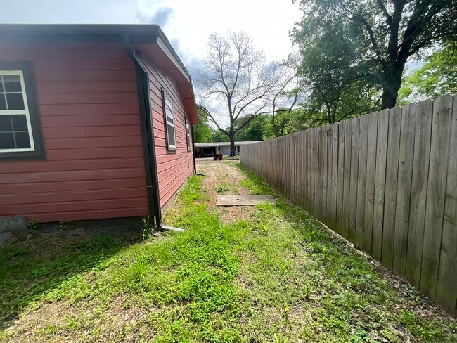 Building Photo - 908 Pecan St