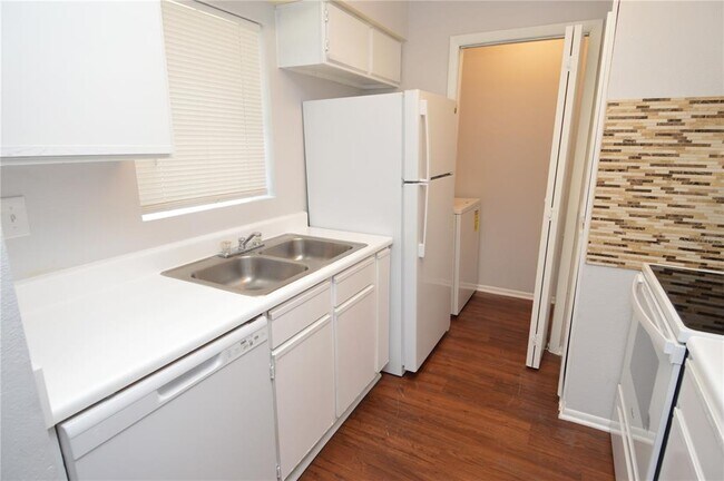 Foto del edificio - 8630 Mallard Reserve Dr