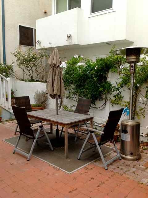 Dine Al fresco - private yard space - 123 El Porto St