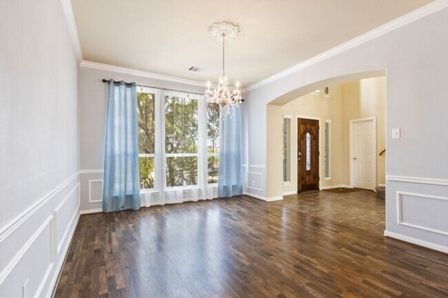 Building Photo - 4 bedroom / 2 bathroom