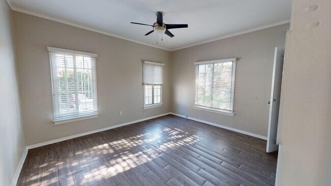 Interior Photo - 734 Hyperion