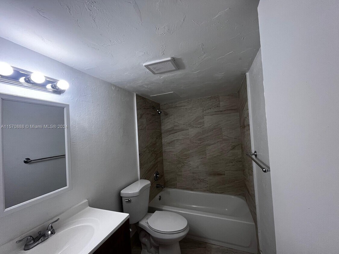 Foto del edificio - 301 NW 177th St